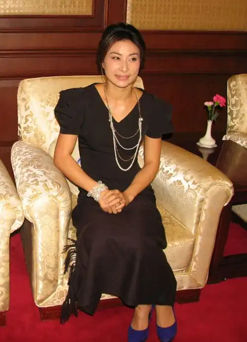 图文郭晶晶出席活动打扮靓丽穿戴十分考究