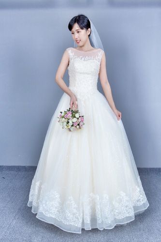 南宁实体婚纱出租租凭馆圆领纯手工定制新娘水钻显瘦结婚婚纱齐地