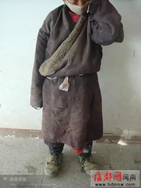 衣衫非常破烂