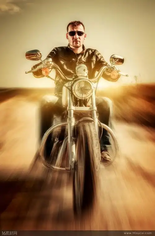动感开摩托的帅哥人物高清图片