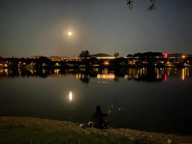 一起看月亮  #超级月亮    一个人赏月也美好