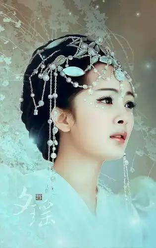 夕瑶她是天上掌管神界神树的神,飞蓬在神.