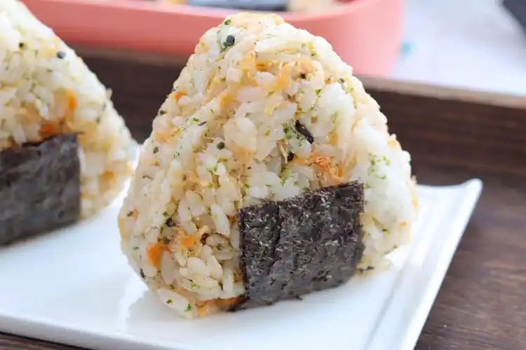 海苔肉松饭团,做法简单,营养均衡又好吃,孩子的最爱_东方养生频道