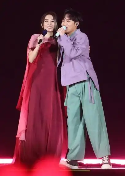 田馥甄与吴青峰合体演唱会气质迷人惊艳全场