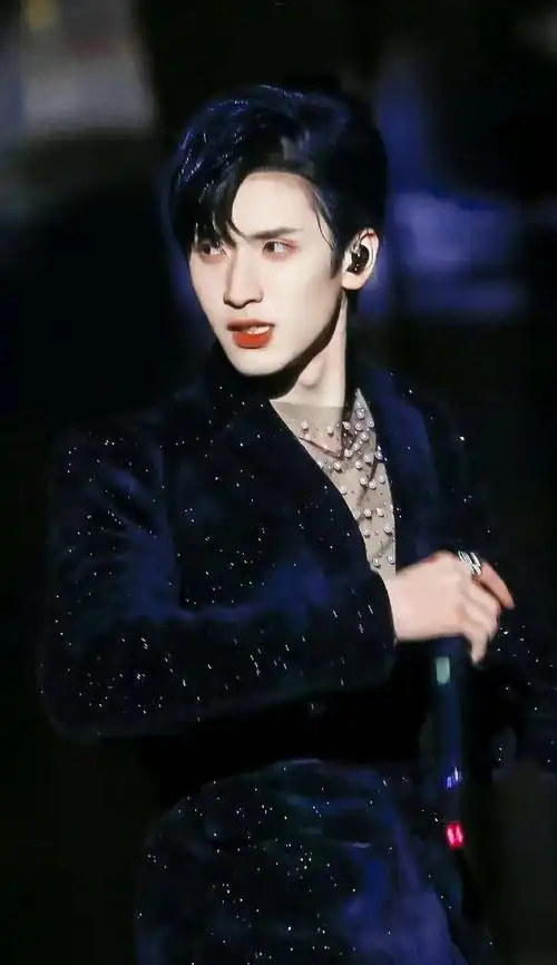 严浩翔黑色深v西装##严浩翔晒拍摄花絮视频