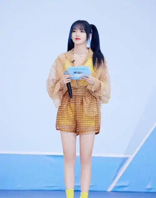 程潇挑战茶艺照不及格为了秀细腿穿透明格子裤双马尾又纯又欲