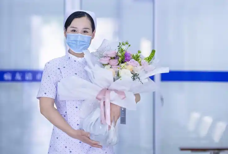 说星星很亮的人 一定是没有见过护士的眼睛