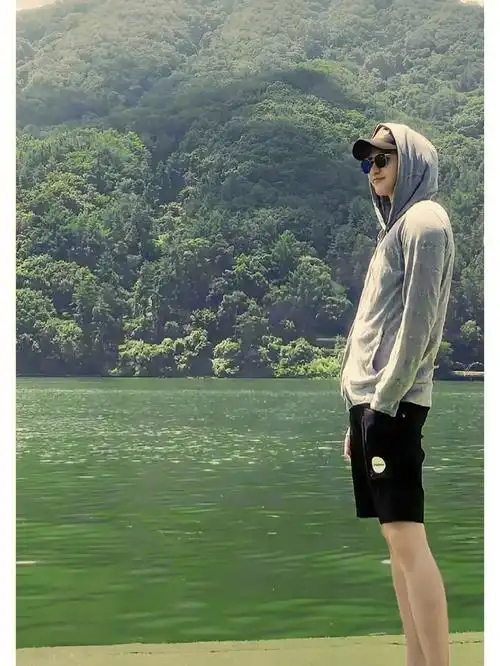 李钟硕的腿真白啊啊