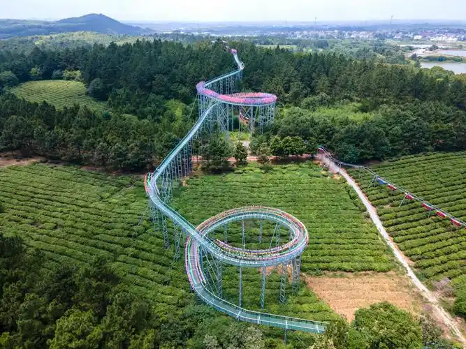 南京的高空玻璃漂流,长500多米,中间360度大转弯好似过山车