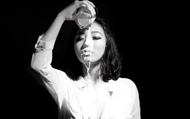 孟美岐用牛奶浇脸新闻介绍?孟美岐整容了吗旧照曝光认不出