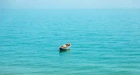 温柔柔和的美丽画面,平静的大海景观与一艘古老的渔船.