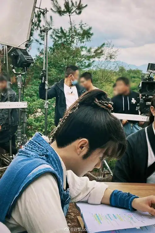 许凯晒祈今朝片场花絮照#许凯晒祈今朝片场花絮照~古装好帅气,期待新
