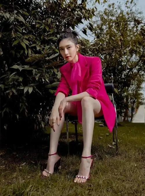 江疏影这身材真吸睛,穿小雏菊上衣清新靓丽,下搭铅笔裤超显腿长