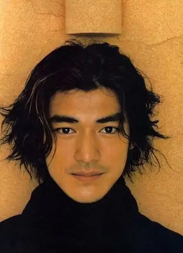 金城武脸孔好硬朗