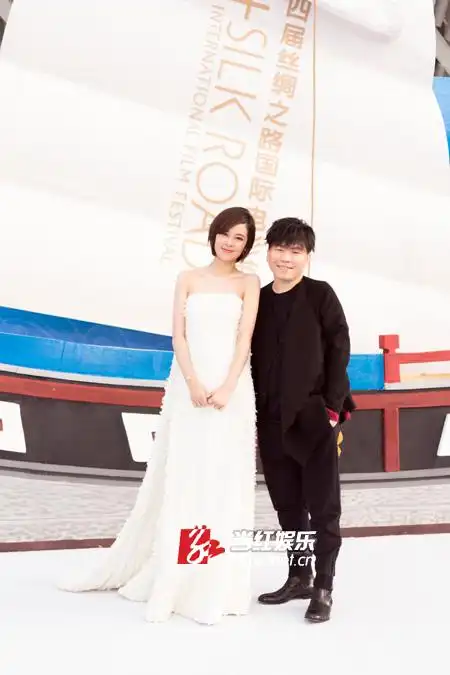 郁可唯亮相丝路电影节 搭档常石磊合唱《光束》