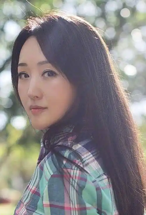 原创服死杨钰莹了母亲节裹个被罩出门大把年纪还有蜜桃臀