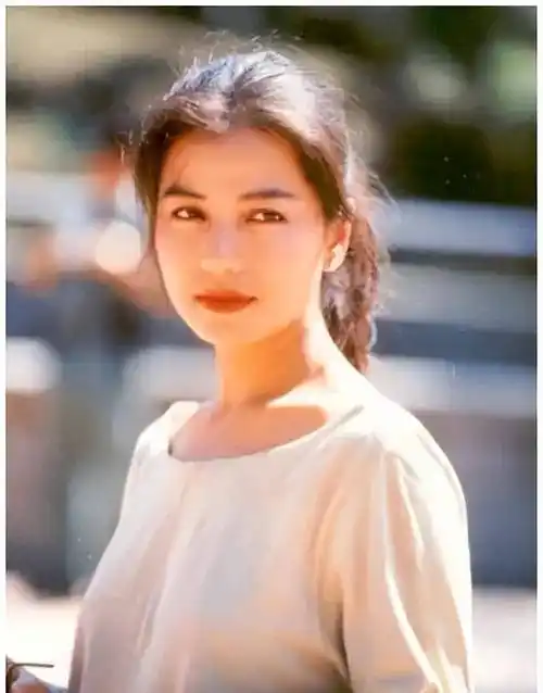 钟楚红,1960年2月16日出生于中国香港 ,祖籍广东省博罗县石湾镇西埔村