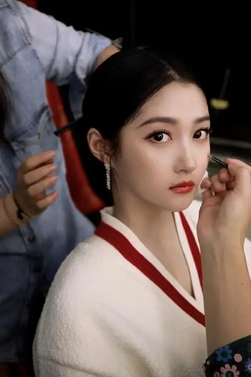 关晓彤鎏金礼服##春晚