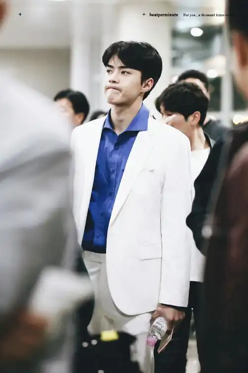 白马王子勋#吴世勋#  总有一天 我的意中人 会穿一身白西装来迎娶我