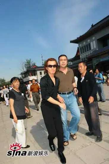 图文:罗京追悼会--主持人李咏戴墨镜亮相