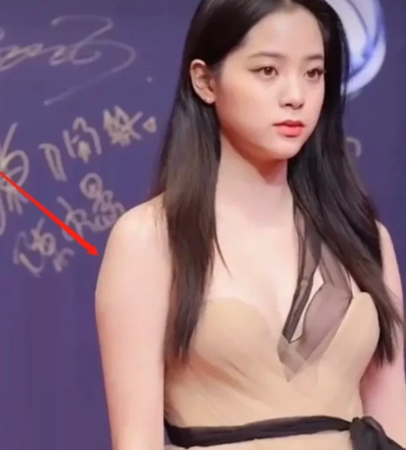 又胖了?欧阳娜娜生图与精修图差别略大,被嘲"照骗"