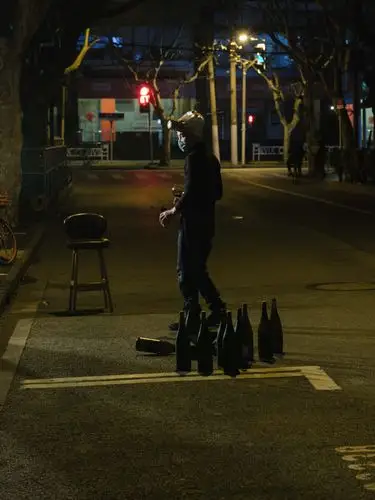 夜晚的街道,一位小哥在直播喝酒