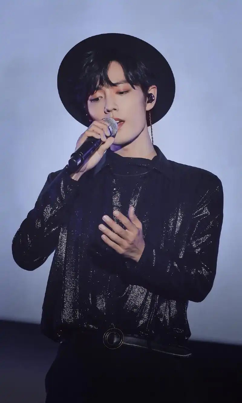 肖战泰国行4组造型,gucci高雅,balmain霸气,骑士装的绅士绝a