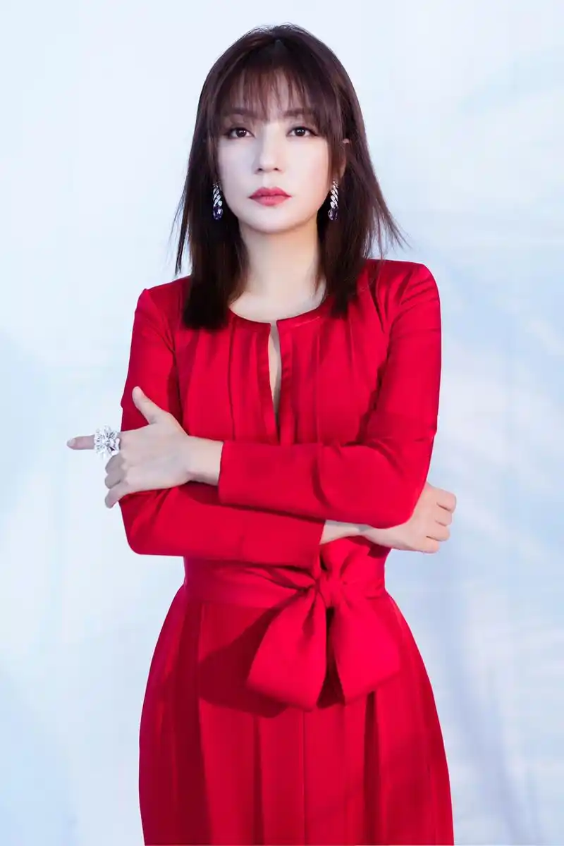 第28届金鸡百花电影节# 导演,演员,监制赵薇身着红裙,优雅亮相金鸡奖