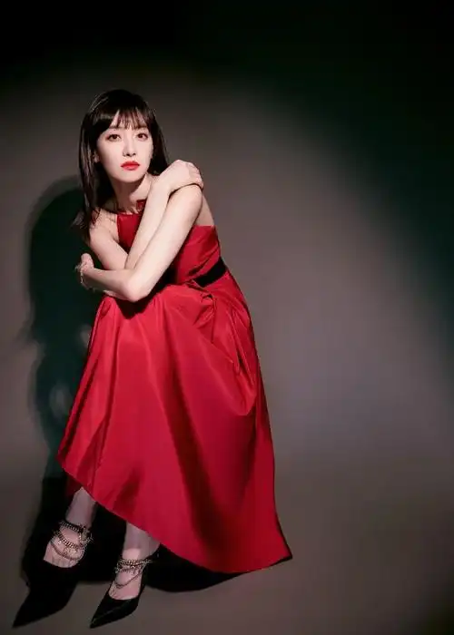 红裙女神宋茜,高冷魅力惊艳全场!