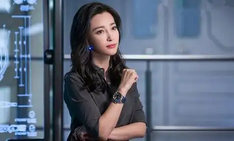 李冰冰西装短发新造型霸气十足,帅气逼人自我突破