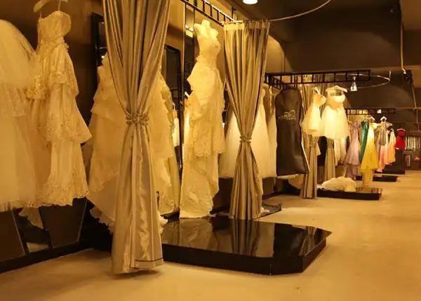 卡铂摄影婚纱会馆彩绸飞舞的时尚装修设计