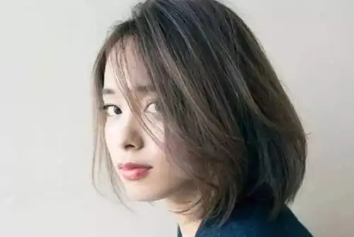 三四十岁的女人发色不知怎么选,这3种发色显白有气质,值得收藏