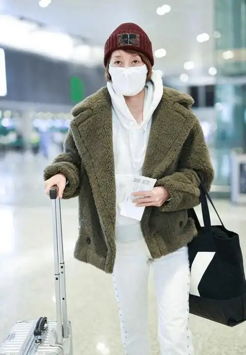 马伊琍走机场被路人偷拍!