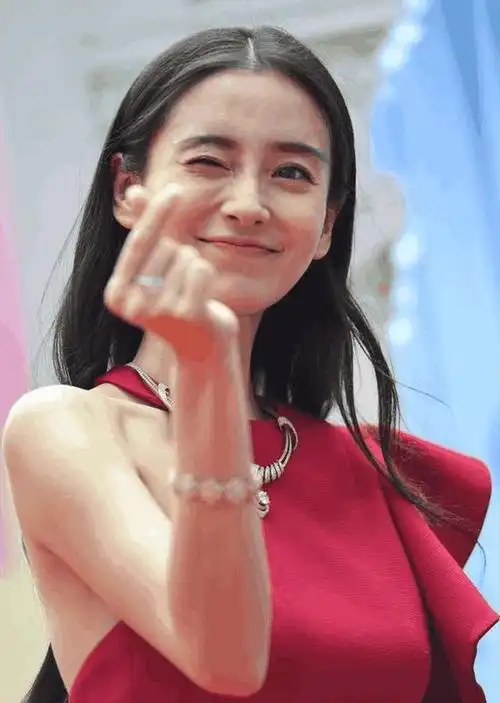 杨颖现身活动鱼尾纹抢镜网友每次看她笑得好假