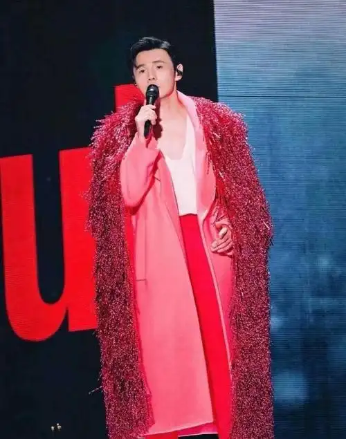 李荣浩走颜值路线?眯眯眼变"闪电大眼" 网笑:画风像周杰伦了