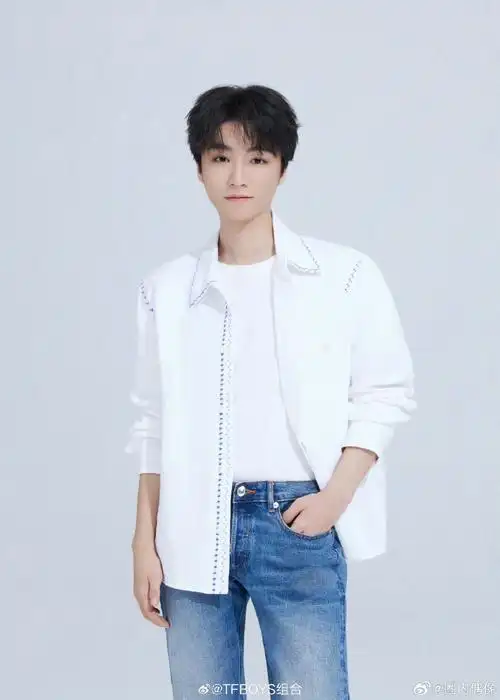 王俊凯王源易烊千玺挥手#tfboys最新写真,王俊凯,王源,易烊千玺白