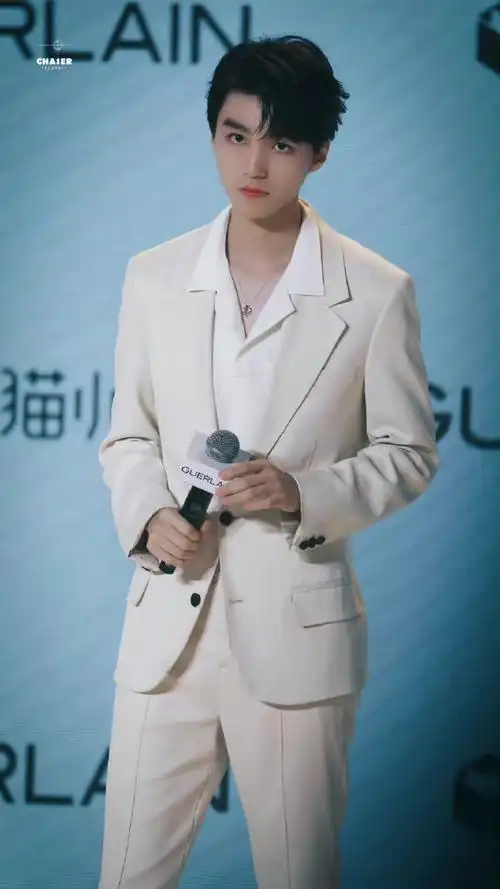 王俊凯cl巴黎时装周#王俊凯穿过的一些深v白西装@tfboys-王俊