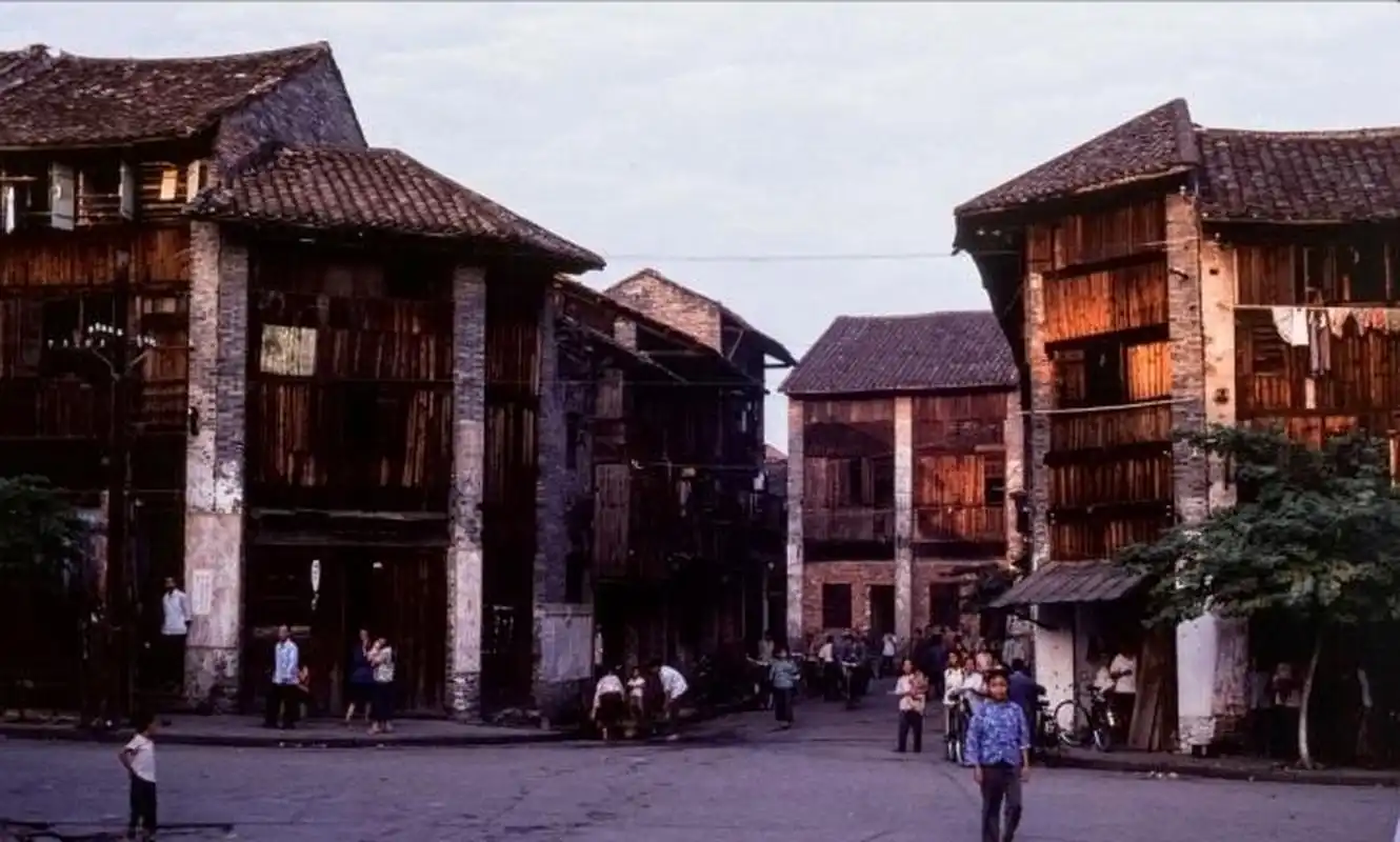 70年代末,南宁市醒汉街的一个角落,虽然是省会城市的房子,但跟现在的