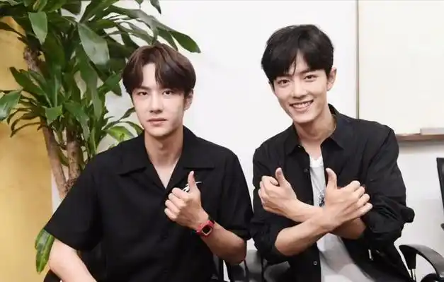 肖战晒合影为王一博庆生两人频繁互动很可爱网友发糖了