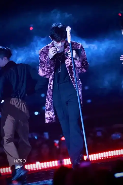 易烊千玺玫瑰雨舞台##天猫双11