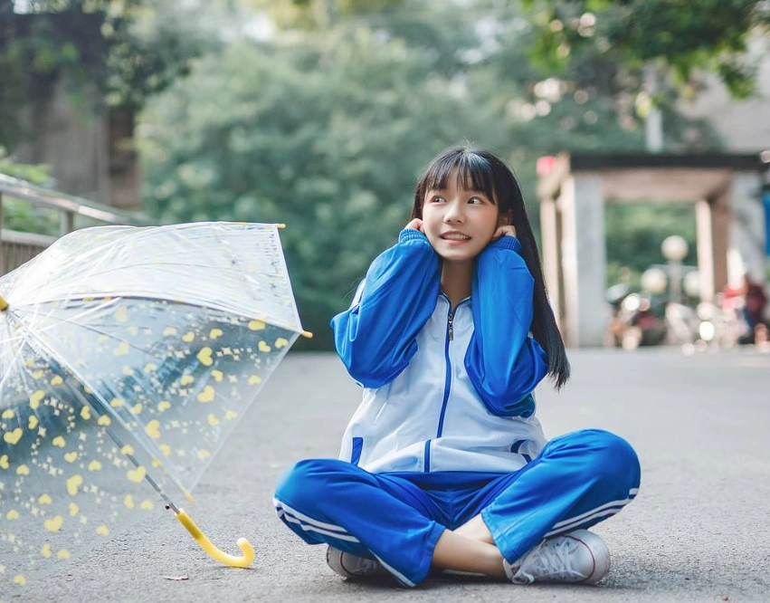 学生校服正常都是裤子而为何贵族学校女生穿的是裙子