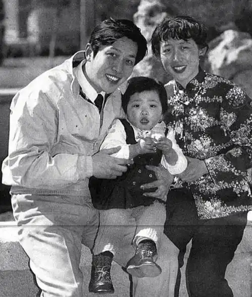 唐国强的妻子叫孙涛,是八一厂的厂医.