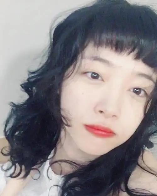 日前雪莉晒出一组自拍大头照,照片中雪莉一改前段时间的偏分短发,又剪