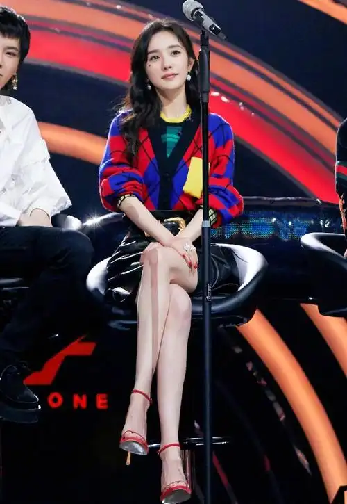 杨幂穿短裙也敢跷二郎腿,双腿都夹不进一张纸,难怪敢这么坐!