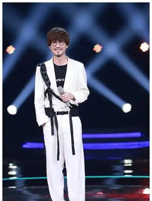 当时身高178的周传雄暴瘦体重跌至54公斤,几乎成了纸片人.