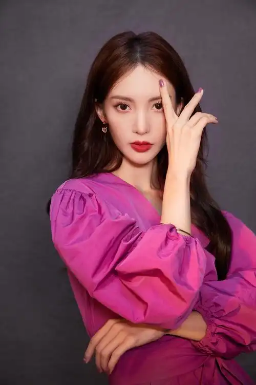 金晨张继科约会尴尬又好笑,被吐槽无cp感,红色扎染t恤抢眼