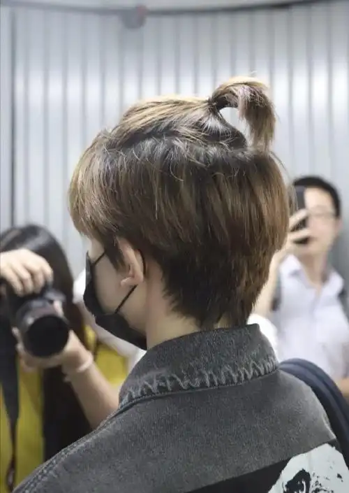 王源扎小辫近照,头发长得太快了,连后脑勺都可爱得冒泡!