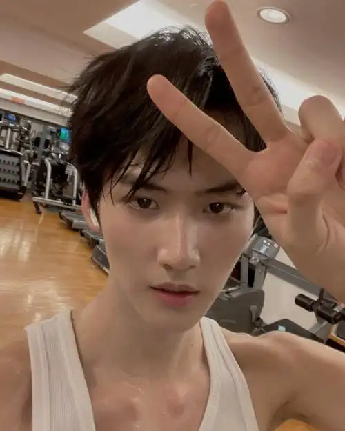 周柯宇米卡健身照#周柯宇晒与米卡健身照,又在努力健身啊,这肌肉的