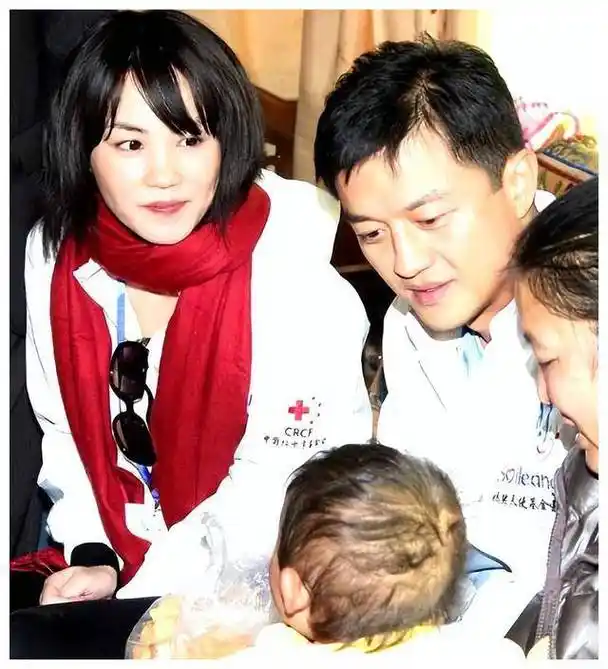 王菲孕照曝光,肚子大如萝筐,母爱爆棚!李亚鹏的真爱可见!