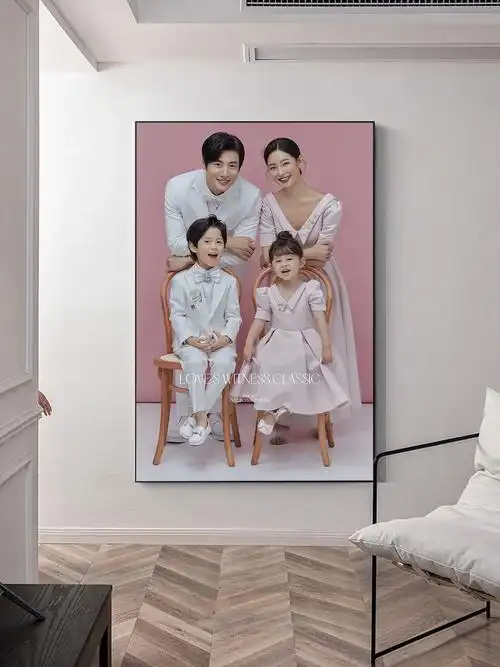 忍不住把拍的全家福挂在了客厅里